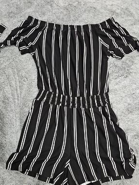 NWOT Derek Heart Striped Off Shoulder Romper Medium Shorts Romper Pockets